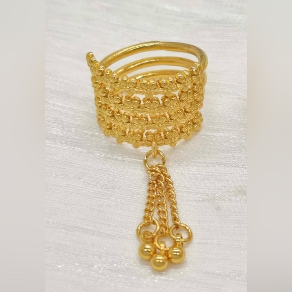 Jewelry - Elegant Gold Tassel Ring